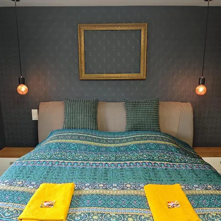 Waldoase Fuer 11 Personen Und Max 2 Hunde Im Nationalpark Eifel In Lage 슈라이덴