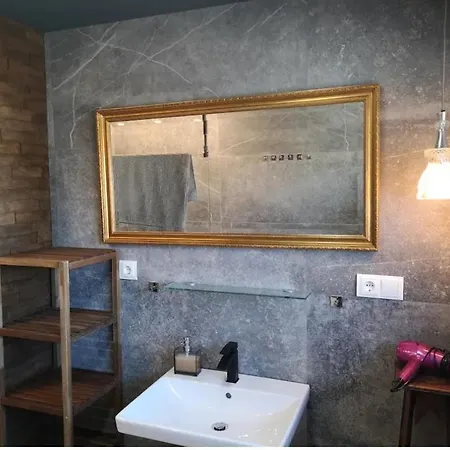 아파트 Waldoase Fuer 11 Personen Und Max 2 Hunde Im Nationalpark Eifel In Lage 슈라이덴